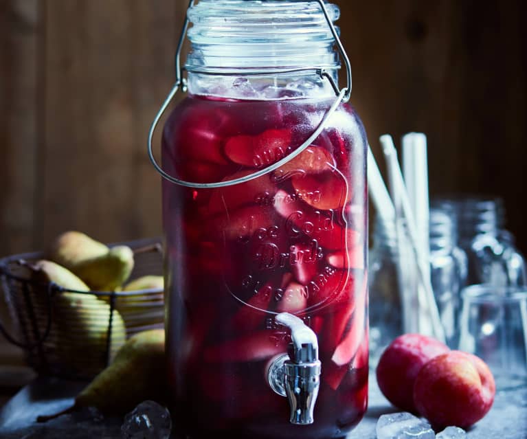 Landweinbowle mit Früchten von der Streuobstwiese