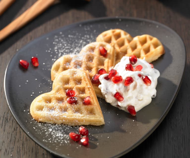 Prosecco-Waffeln mit Granatapfelsahne Prosecco-Waffeln mit Granatapfelsahne