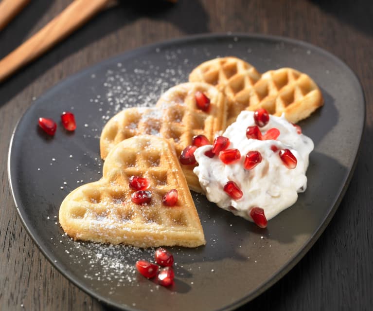 Prosecco-Waffeln mit Granatapfelsahne