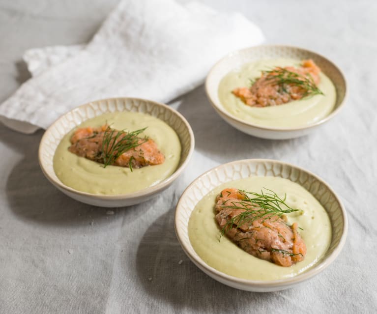 Avocadokaltschale mit Räucherlachsverhackertem