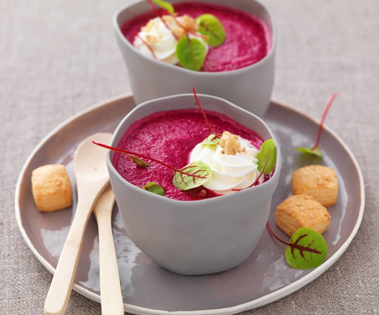 Gazpacho di barbabietola con formaggio di capra e noci