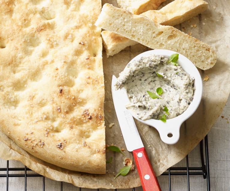 Focaccia mit Käse-Oliven-Creme