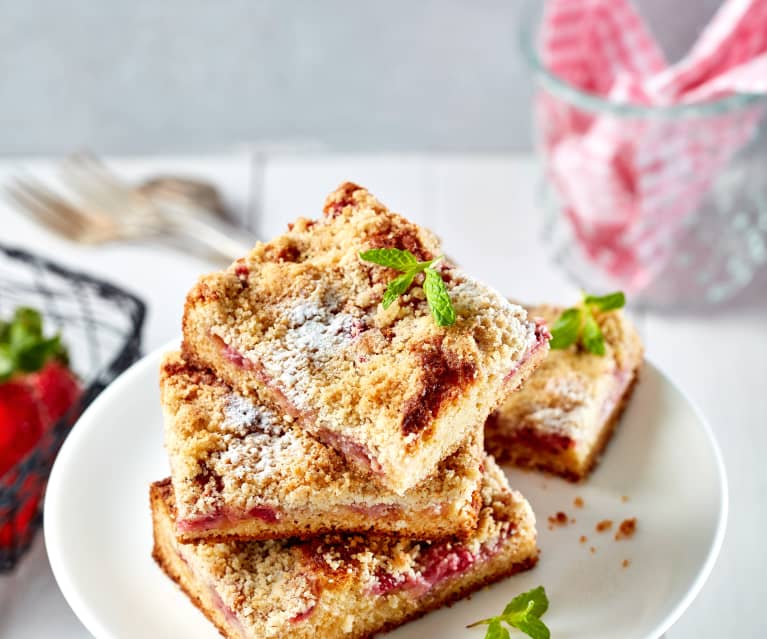 Erdbeer-Blondies mit Macadamianuss-Streuseln