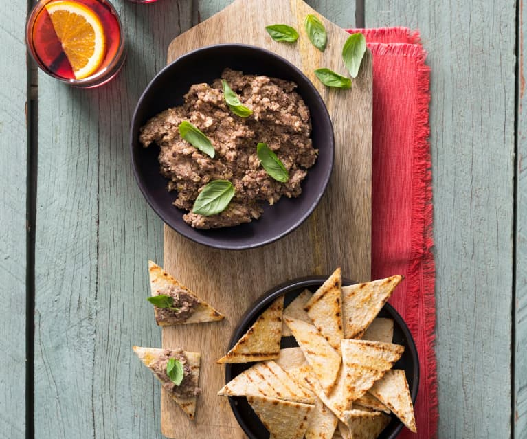 Crispy bread with tapenade