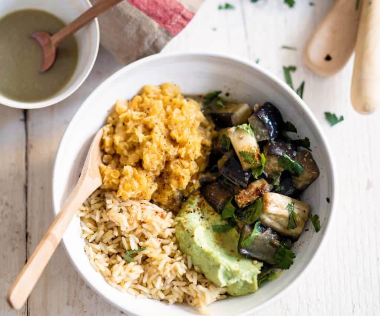 Menu veggie - Aubergines en curry, lentilles corail, crème d'avocat et riz complet