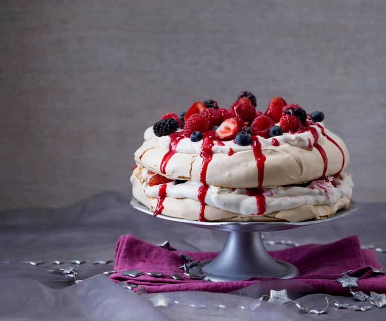 Pavlova mit gemischten Beeren