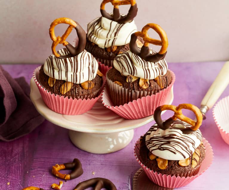 Schoko-Erdnuss-Cupcakes mit weißer Schokocreme