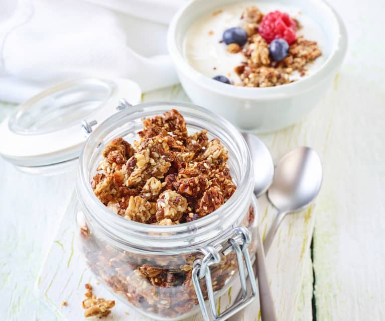 Granola aux céréales complètes et aux noix