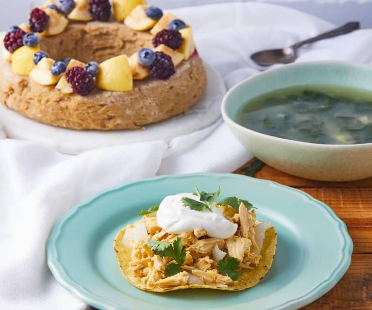 Sopa de espinaca, tostadas de pollo al cilantro y bizcocho de guayaba TM6