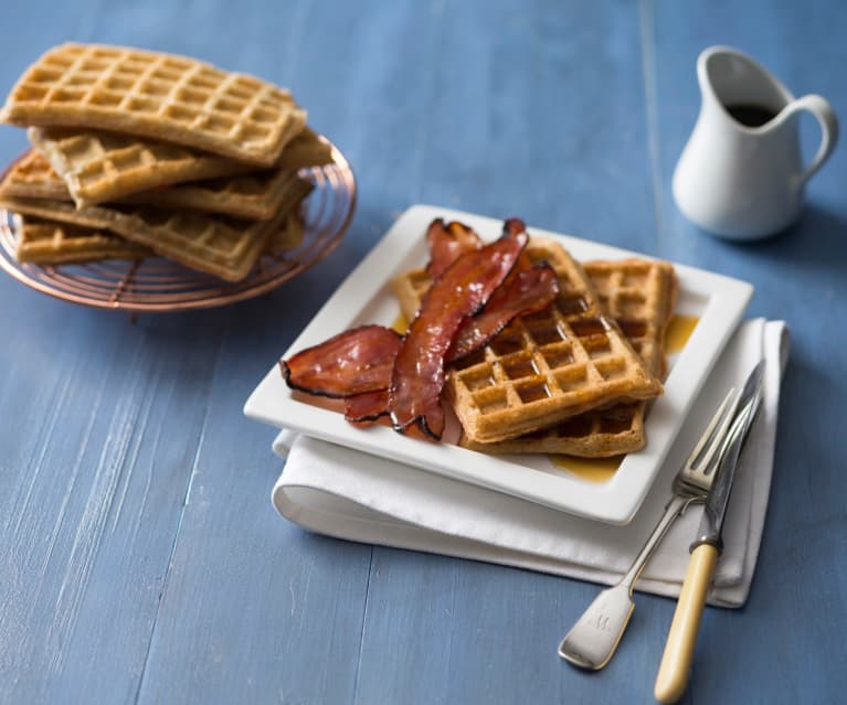 Vafler med lønnesirup og bacon