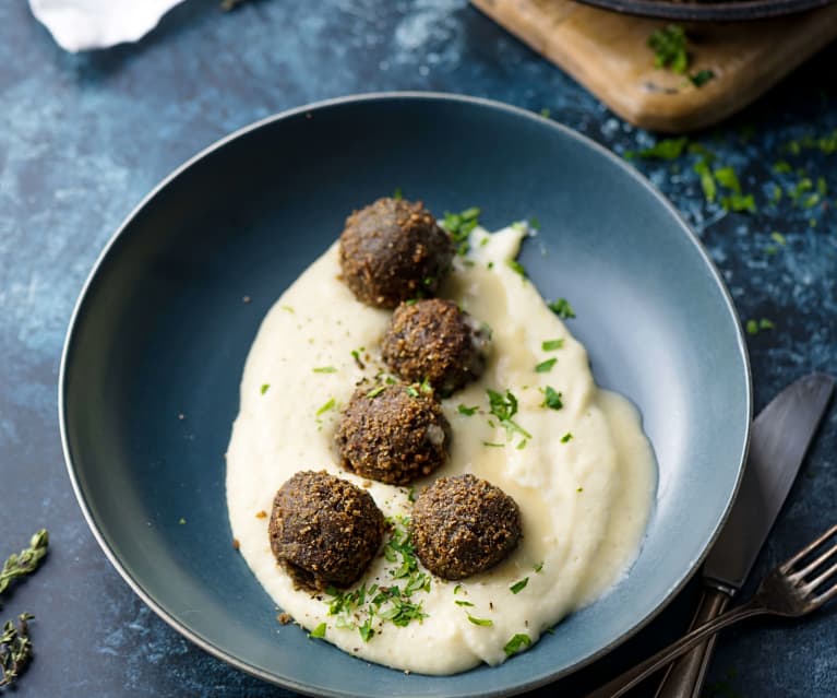 Boulettes lentilles-champignons, purée de chou-fleur, sauce à la moutarde