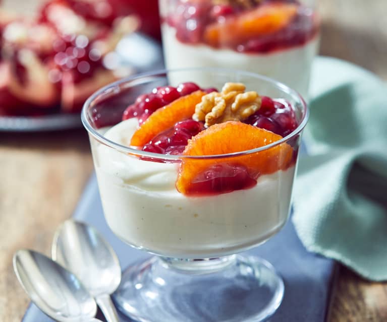 Schmandmousse mit Orangen-Granatapfel-Kompott