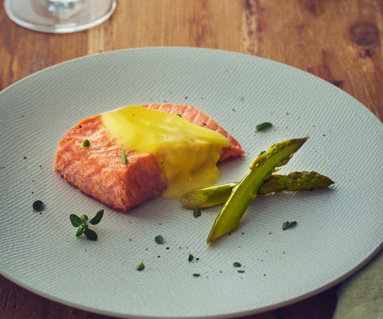 Filetti di salmone, asparagi e salsa olandese (Bimby Friend)