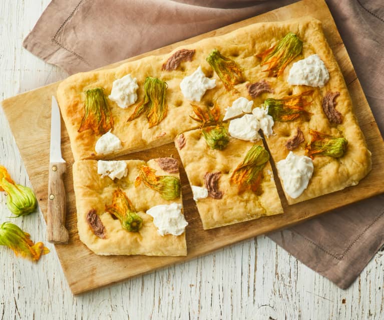 Focaccia con fiori di zucca e burrata