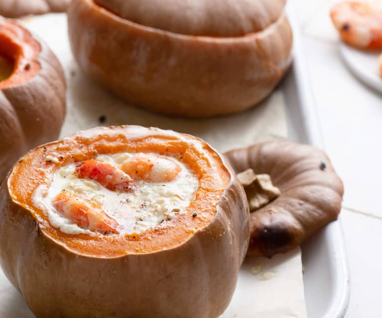 Fondue de queso en calabacitas con gambones salteados