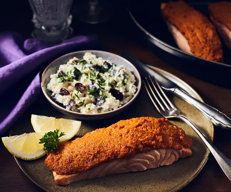 Pastinaken-Apfel-Salat mit Fischfilet und Paprikahaube