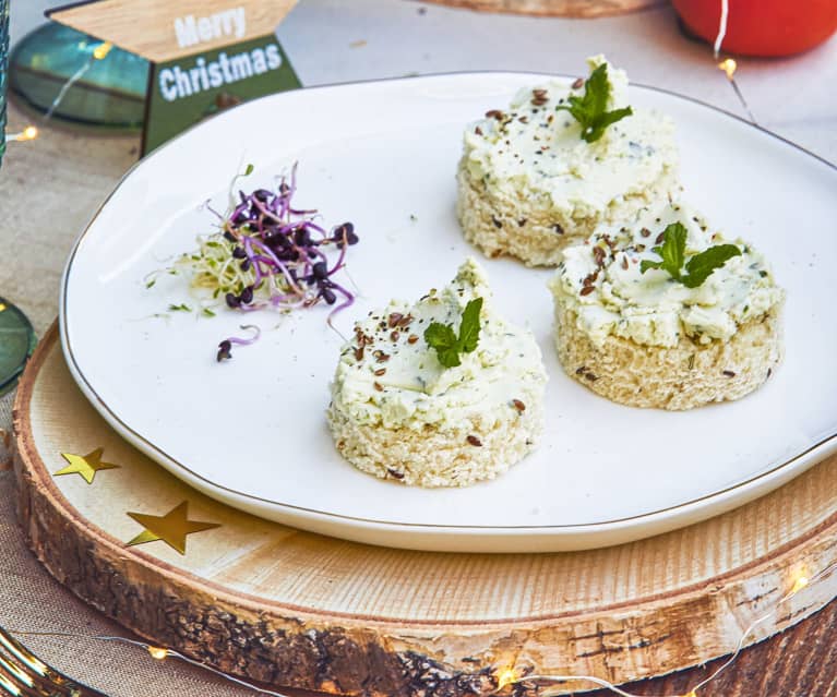 Tartine di pane con i semi e mousse al formaggio