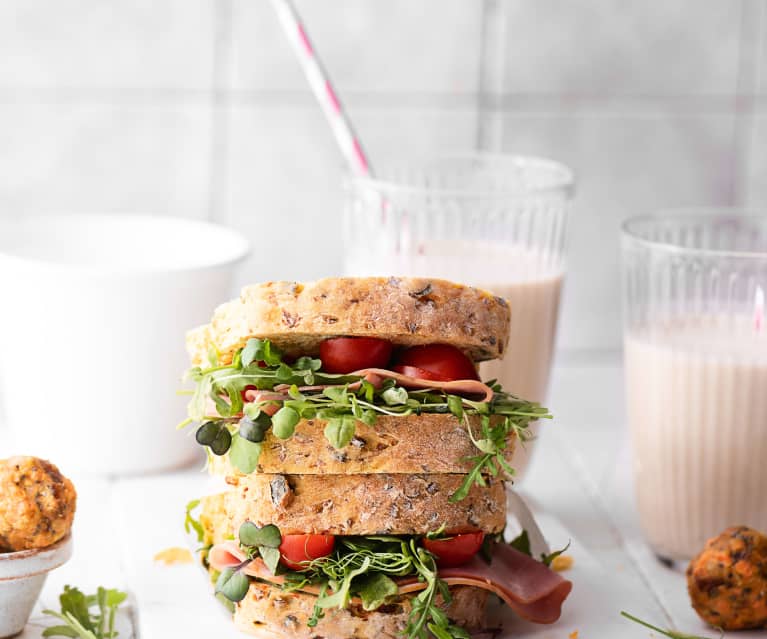 Desayuno: Pan de zanahoria. Trufas de nuez y zanahoria. Batido de plátano y yogur