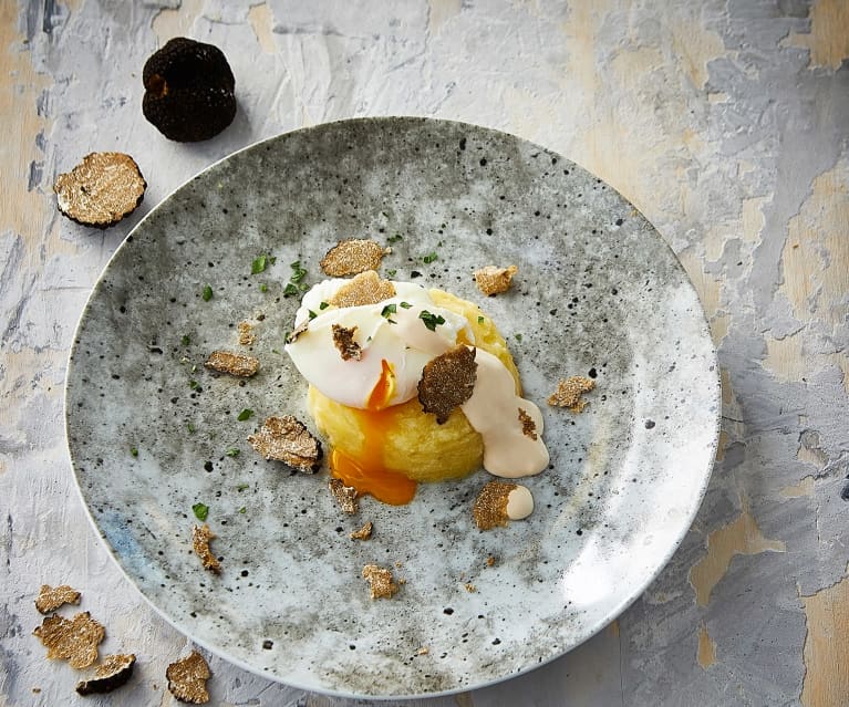 Tortino di patate con uovo poché, salsa al Parmigiano Reggiano e tartufo nero