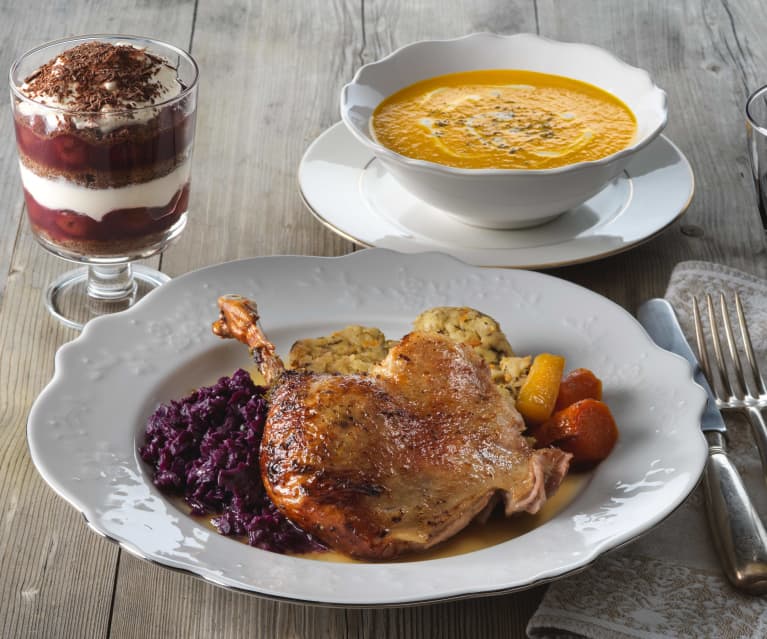 Menü: Karotten-Ingwer-Suppe; Gefüllte Gans mit Rotkraut und Schwarzwälderkirsch-Dessert