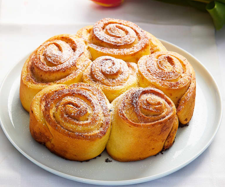 Torta di rose brioches con crema pasticcera alle fragole