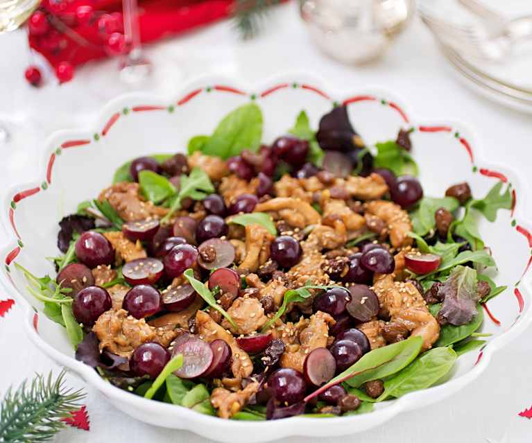 Ensalada con pollo dorado, uvas y pasas Ensalada con pollo dorado, uvas y pasas