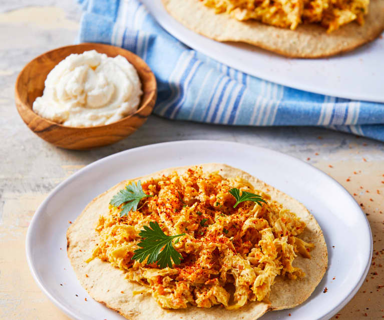 Tostadas de ensalada de pollo con jocoque griego 