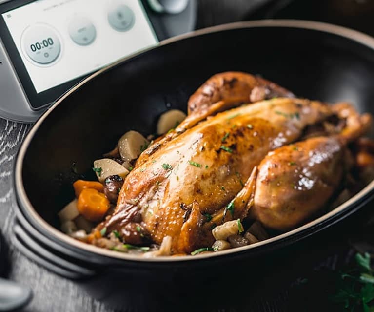 Chapon rôti aux, châtaignes, carottes, pommes de terre et blettes