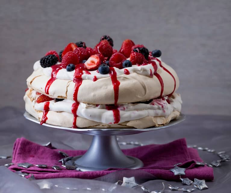 Pavlova con frutos rojos y coulís de frambuesa