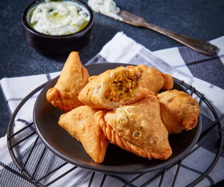 Empanadas indias de carne con aderezo fresco de hierbas