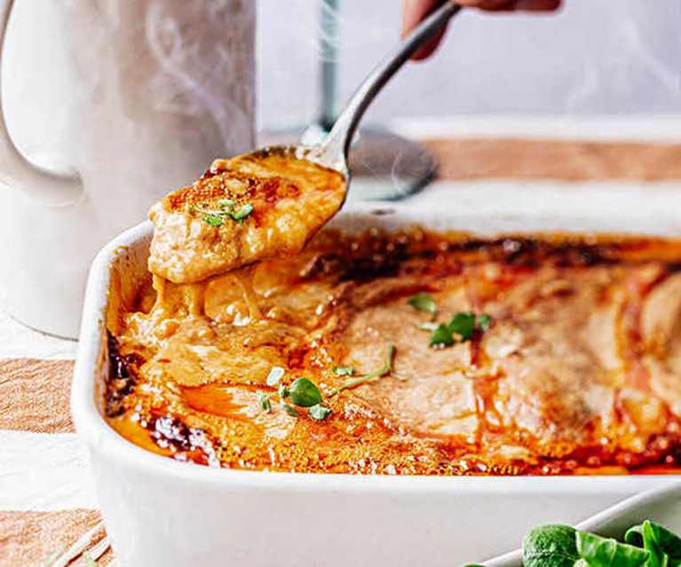 Gratin de pomme de terre, chorizo, reblochon et béchamel à la tomate