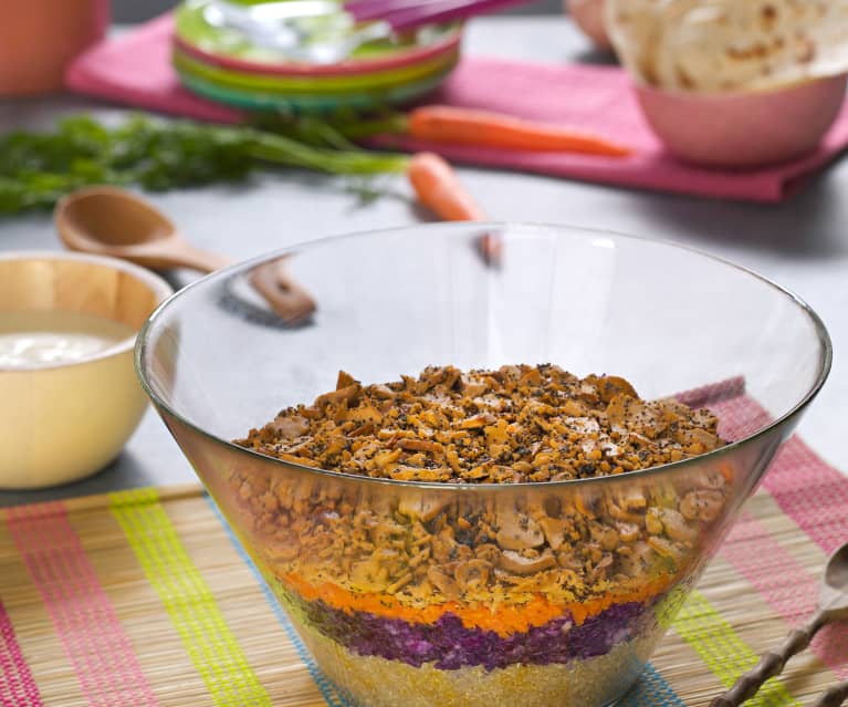 Ensalada de lombarda, quinoa y salchichas vegetarianas
