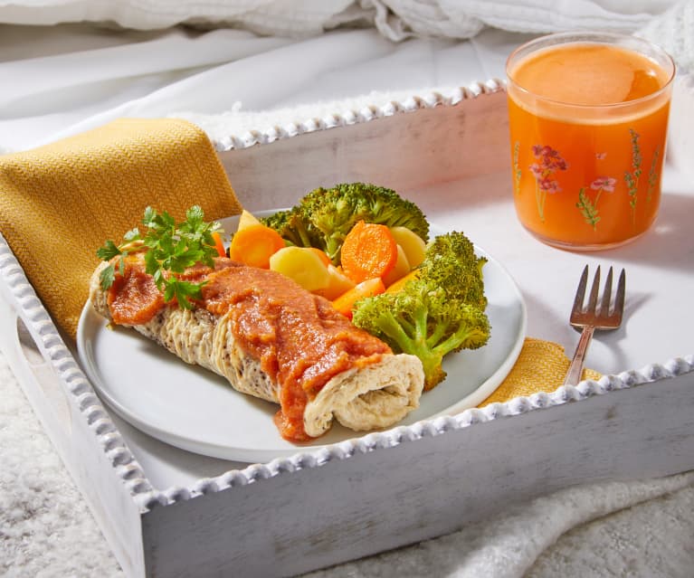 Desayuno en cama: Jugo y omelette con verduras