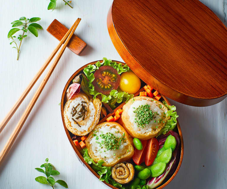 Tradizionale cucina Giapponese, Bento Box o Multi-Layered Box con pollo  teriyaki Riso, insalata, Tamagoyaki o frittata arrotolata, Hiyashi Wakame o  alghe marine Foto stock - Alamy