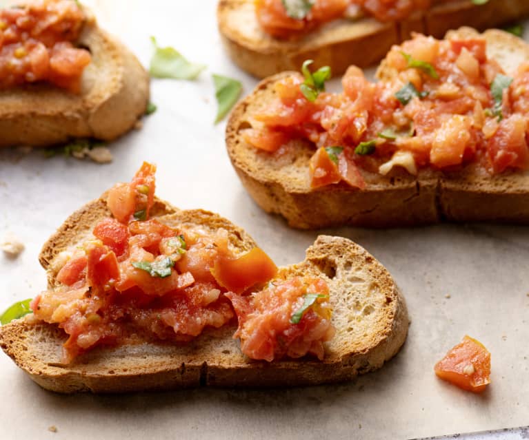 Bruschetta de Crema de Quesos y Tomate seco en Aceite de oliva con Albahaca  