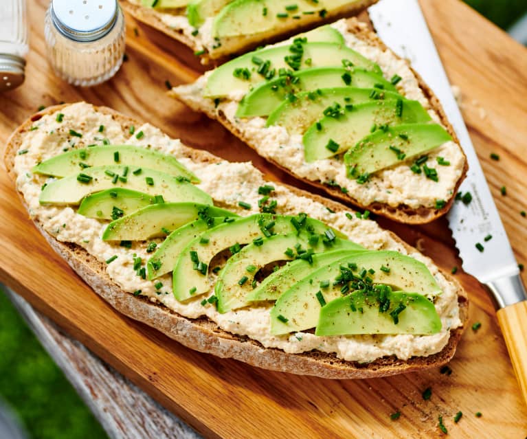 Thunfisch-Ei-Creme mit Avocado auf Baguette