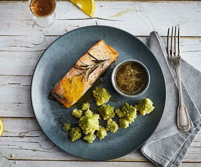 Salmone al vapore con salsa all'arancia e contorno di broccolo romano