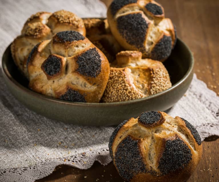 Bollos de espelta malteados con semillas de amapola y sésamo