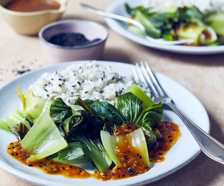 Gedämpfter Pak Choi mit Knoblauch-Ingwer-Sauce und Basmati-Reis ...