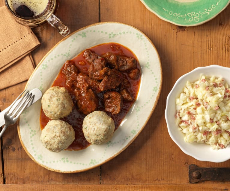 Malzbiergulasch mit Breznknödel und Krautsalat