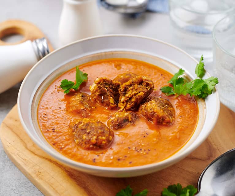 Vegane Tomatensuppe mit Linsenbällchen