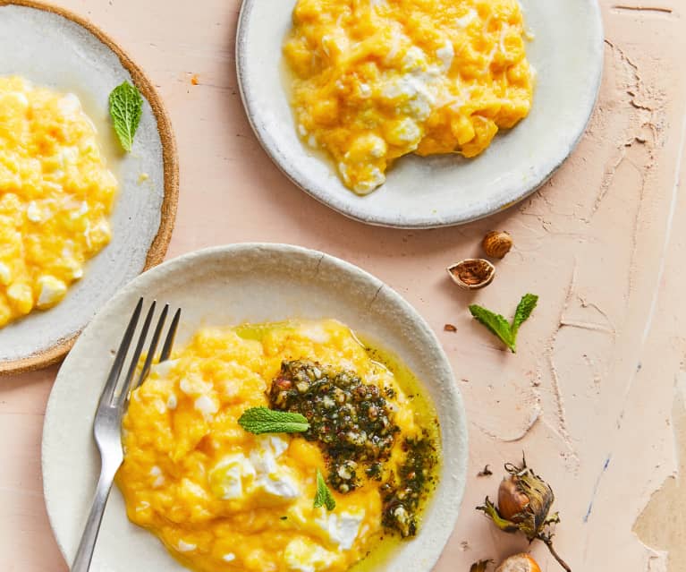 Œufs brouillés au chèvre et pesto de menthe