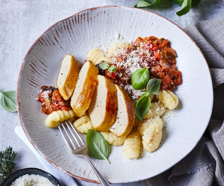 Hähnchenbrust mit Gnocchi und mediterranem Gemüse