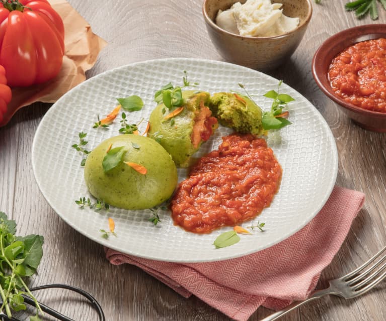 Germknödel mit Wildkräutern und Paradeisragout