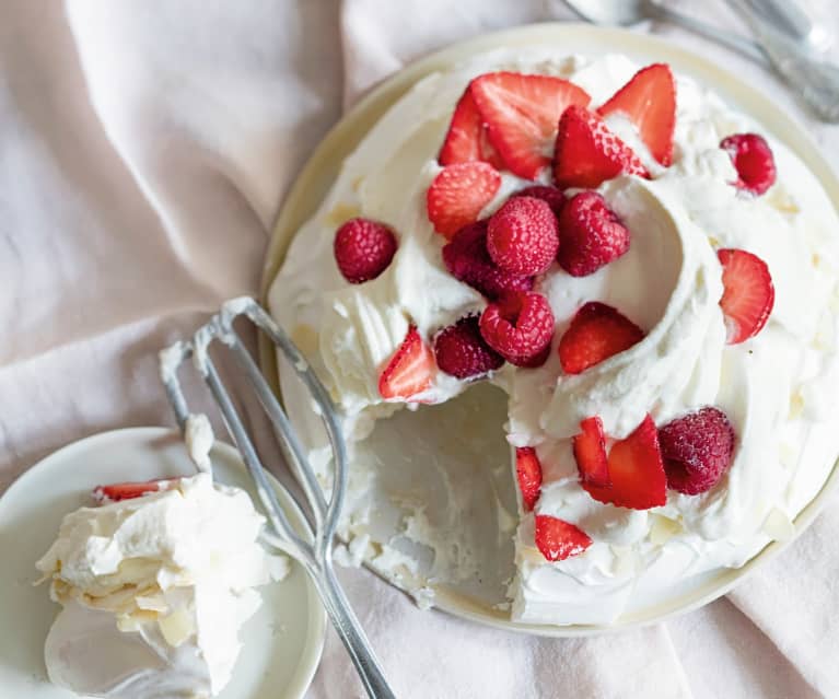 Grande pavlova fruits rouges et amandes