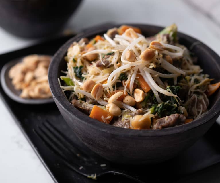 Fideos chinos con verduras y tiras de ternera