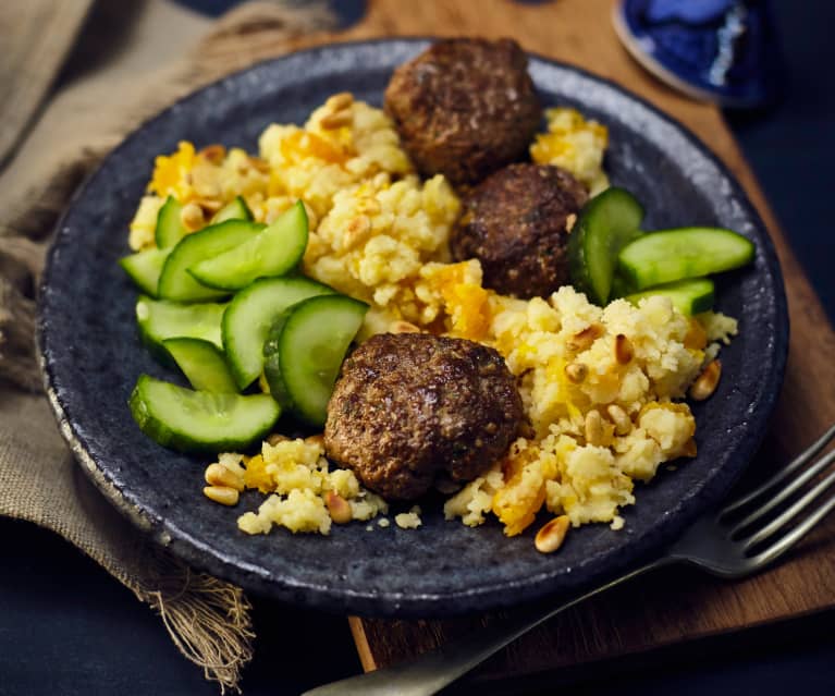 Lammköfte mit Couscous und Gurkensalat