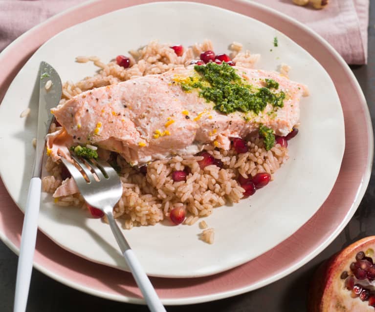 Salmón, arroz con granada y pesto de canónigos