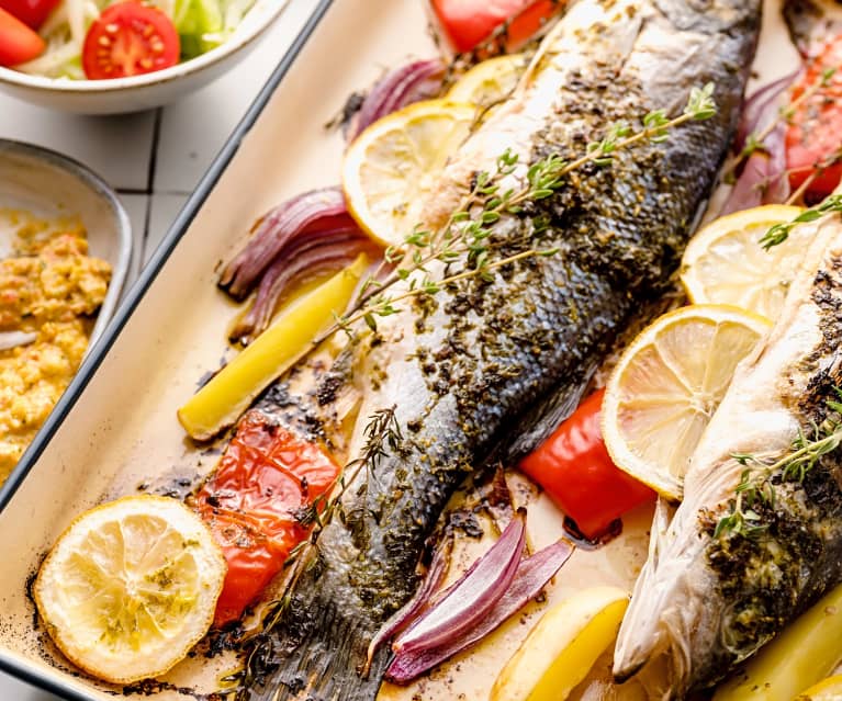 Op Italiaanse wijze gebakken zeebaars met geroosterde paprikadip en venkelsalade