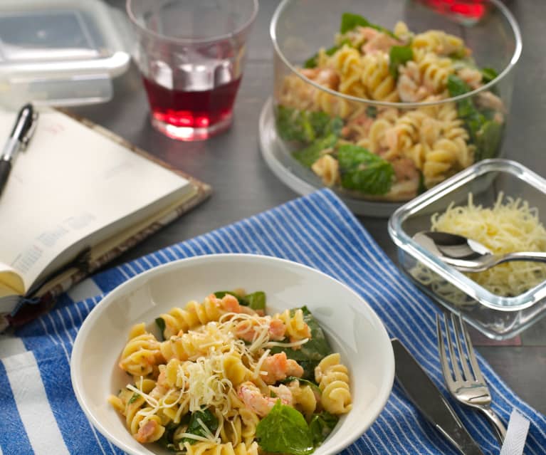 Pasta con salmón ahumado y gambas para dos